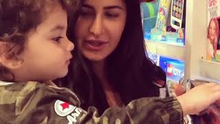 Watch Ajay Devgan watches golmaal again with his family Video