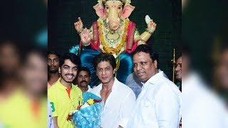 Watch Shahrukh Khan Visits Ganeshotsav Mandal To Take Blessings Of Bappa Video
