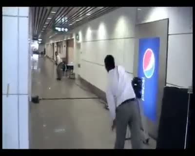 Watch Afridi, Razzak, Younis Khan and Umar Gul play cricket at Airport Video