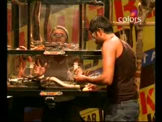 Watch Khatron Ke Khiladi (KKK ) Season 4 Torchaar Episode 5 - Aashka defeats the fear of snakes (Part 12 Of 17) Video