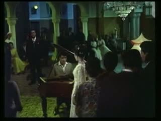 Watch Bhari duniya mein aakhir dil ko- From the movie- 'Do Badan' Video