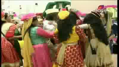 Watch Bigg Boss 5 - (5-October-2011) Beauties perform mujra for Nawab Shakti Video