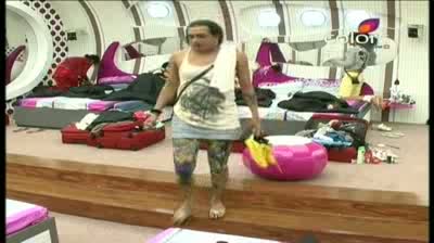 Watch Bigg Boss 5 - (6-October-2011) 'Shradha is a highly explosive atom bomb' Video