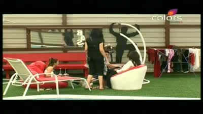 Watch Bigg Boss 5 - Amar gives hand massage to Vida (11-October-2011) Video