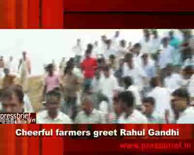 Watch Cheerful farmers greet Rahul Gandhi Video