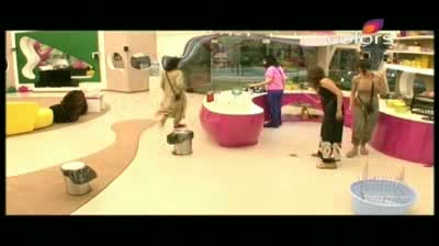 Watch Bigg Boss 5 -- Pooja Missra picks up fight with Shonali (14-October-2011) Video