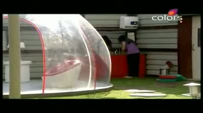 Watch Bigg Boss 5 - Pooja Bedi teaches Shraddha to make an omelette (25-October-2011) Part-1 Video