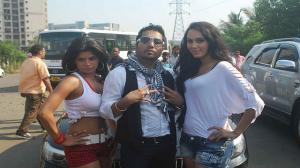 Watch 'SAARI DUNIYA MERE ISPE' "Loot" Movie Song - Feat.Mika Singh Video