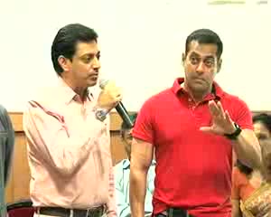 Watch Superstar Salman Khan and Himesh Reshammiya Support Hear For All Cause Video