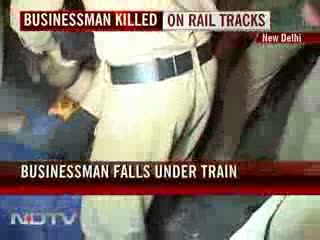 Watch Man dies, he was trapped under train at Delhi station Video