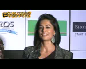 Watch Akshay Kumar turns BODYGUARD for Chitrangda Singh Video