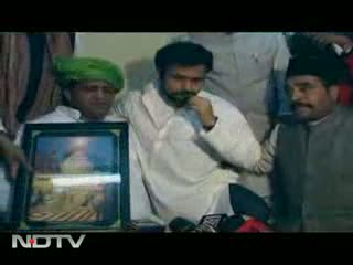 Watch Emraan Hashmi at Nizamuddin Dargah Video
