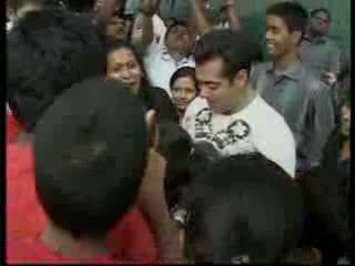 Watch Salman Khan Ready To Open A Restaurant - Bollywood News Video