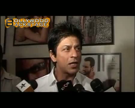 Watch Shahrukh Khans new BOBBLE HEAD in town Video