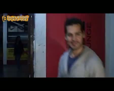 Watch Priyanka, Shahrukhs late entry IRK guest at Don 2 screening Video