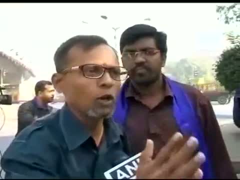 Watch Anna Hazare shown black flags on way to Juhu Chowpatty Video