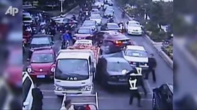 Watch Stolen Car in China Hits 13 Vehicles Video