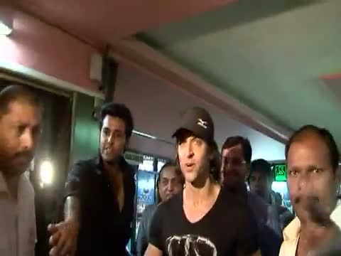 Watch Hrithik Roshan And Sanjay Dutt Mobbed By Fans Video