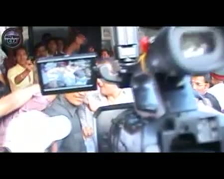 Watch Sanjay Dutt gets MOBBED ! Video