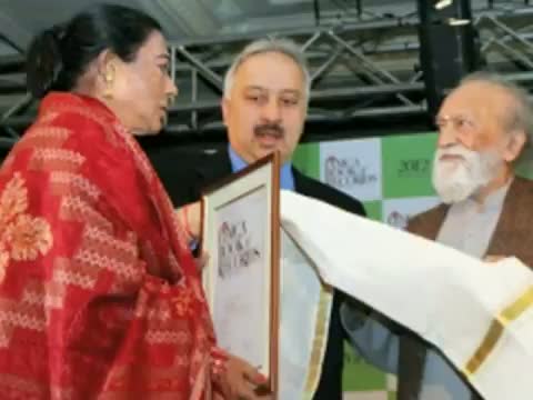 Watch Asha Bhosle, Gulzar Awarded By Limca Book Of Records - Bollywood News Video