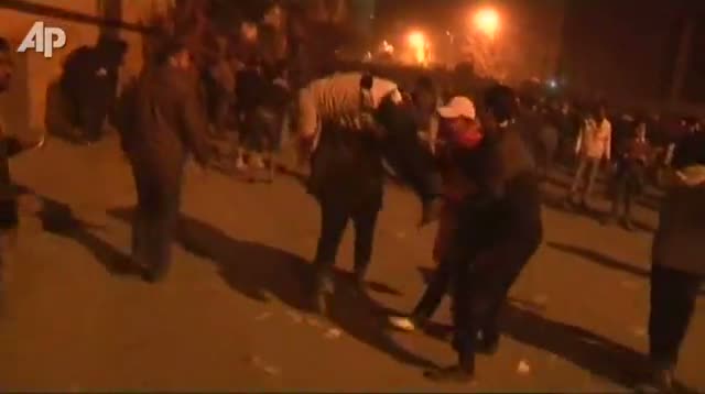 Watch Cairo Clashes Extend Into Night Video