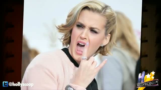 Watch Katy Perry Signs Divorce Paper With A Smiley Face Video