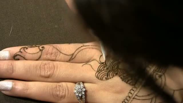 Watch Modern Indian Mehendi Henna Style Video