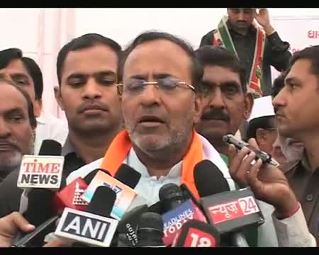 Watch Police charge baton at farmers' rally in Gandhinagar Video