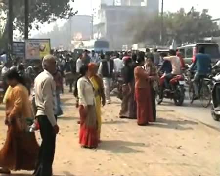 Watch Rahul woos voters through roadshow in Aligarh Video
