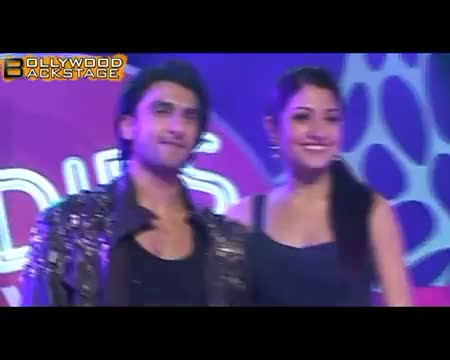 Watch Kareena Kapoor ROMANCES Ranveer Singh Video