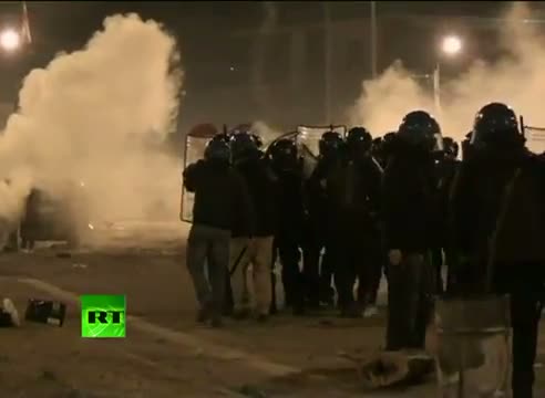 Watch Italy clashes video - Police battle rail protesters in Turin Video