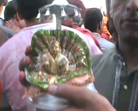 Watch Taste Holi in original way with laddoos Video