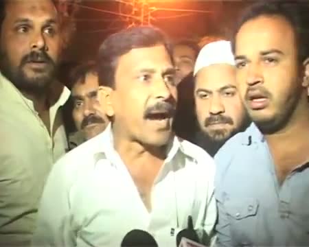 Watch Saif Ali Khan shown black flag in Bhopal Video