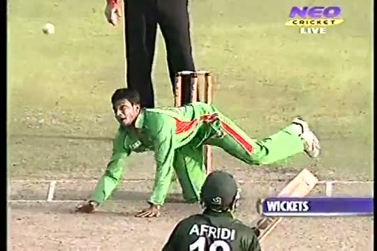 Watch Shahid Afridi Angry From Misbah Ul Haq In Asia Cup 2012 1st Match vs Bangladesh Video
