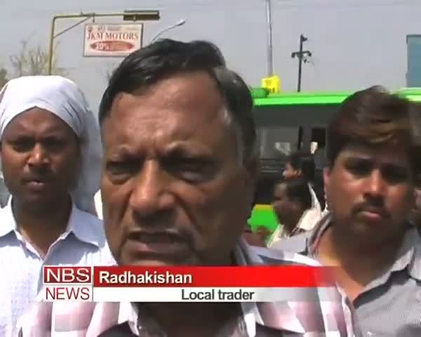 Watch Sealing Noida Police charges baton on protesters Video