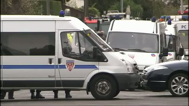 Watch Toulouse siege - Heavy gunfire in apartment where massacre suspect holed up video Video