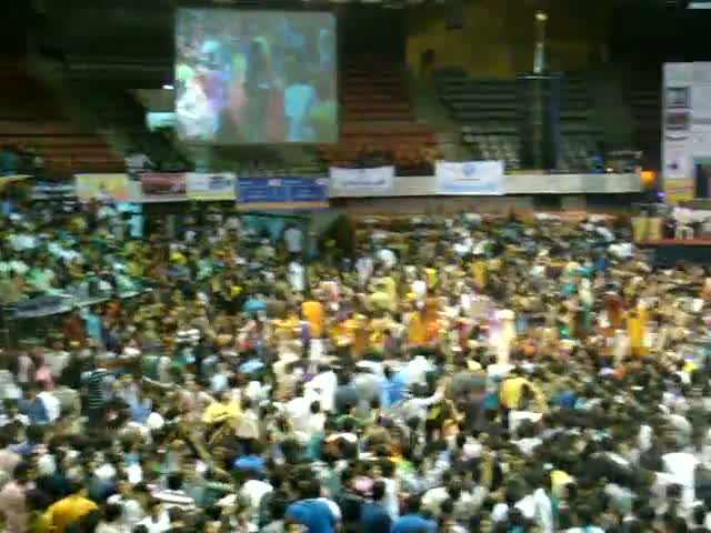Watch Navartri Members Garba Dance in Surat (Indoor Stadium) Video