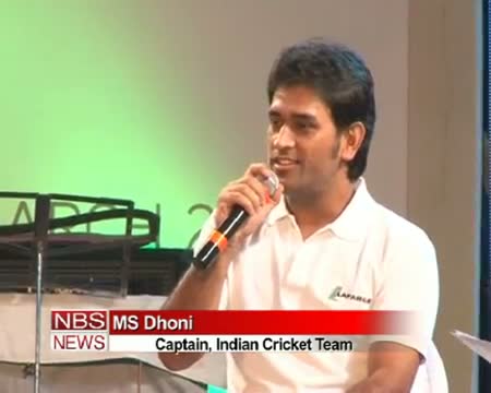 Watch Captain cool was spotted singing in Kolkata Video