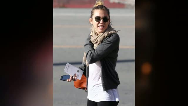 Watch Miley Cyrus out for Lunch with friends (March 20 , 2012) Video