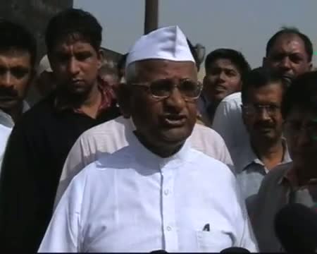 Watch Anna on his way to Jantar Mantar to fast Video