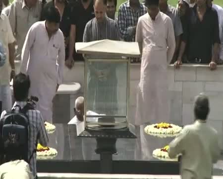 Watch Anna visits Rajghat ahead of day long fast Video