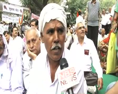 Watch Huge turnout for Anna at Jantar Mantar Video