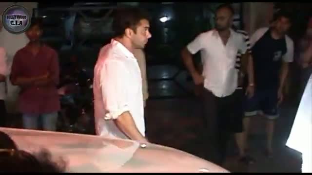 Watch Arjun Kapoor bids FAREWELL to mother Mona Kapoor video Video