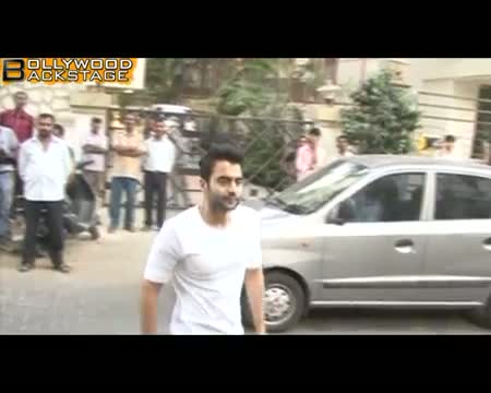 Watch Salman, Kareena & Saif MOURN Mona Kapoor's DEATH video Video