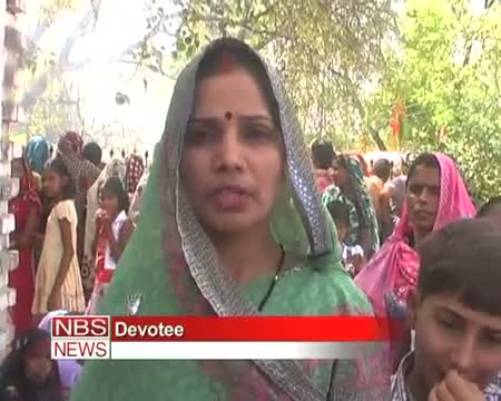 Watch Man bathes with boiling milk in Navratri Video