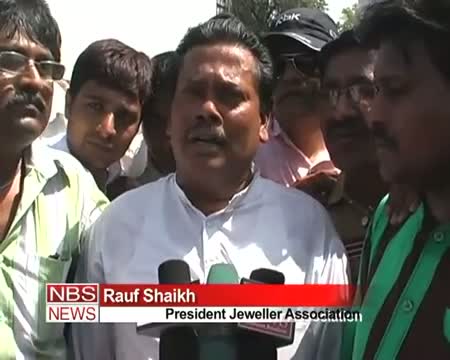 Watch Police charge baton on jewellers in Ahmedabad Video