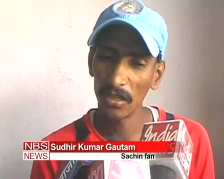 Watch Sudhir Kumar set an example of a true Sachin fan! Video