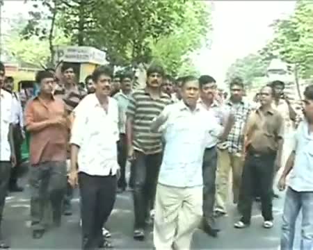Watch TMC workers thrash auto driver in Kolkata Video