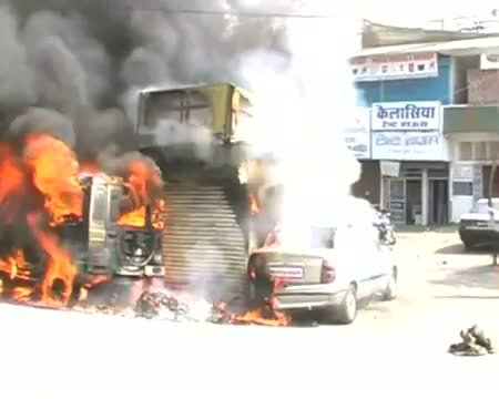 Watch Three cars, shop went ablaze in Bhopal Video