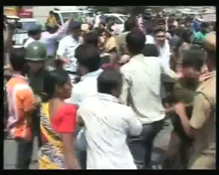Watch Kolkata police comes down heavily on slum dwellers Video